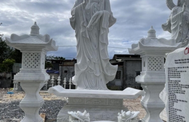 Đọc kinh Quán Âm Cứu Khổ  dưới chân tượng Phật Bà Quan Âm Bồ Tát 