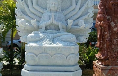 Đọc kinh siêu thoát dưới chân tượng Phật Bà Quan Âm Bồ Tát 