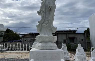 Kinh Phật Bà Quan Âm được tụng dưới chân tượng điêu khắc đá